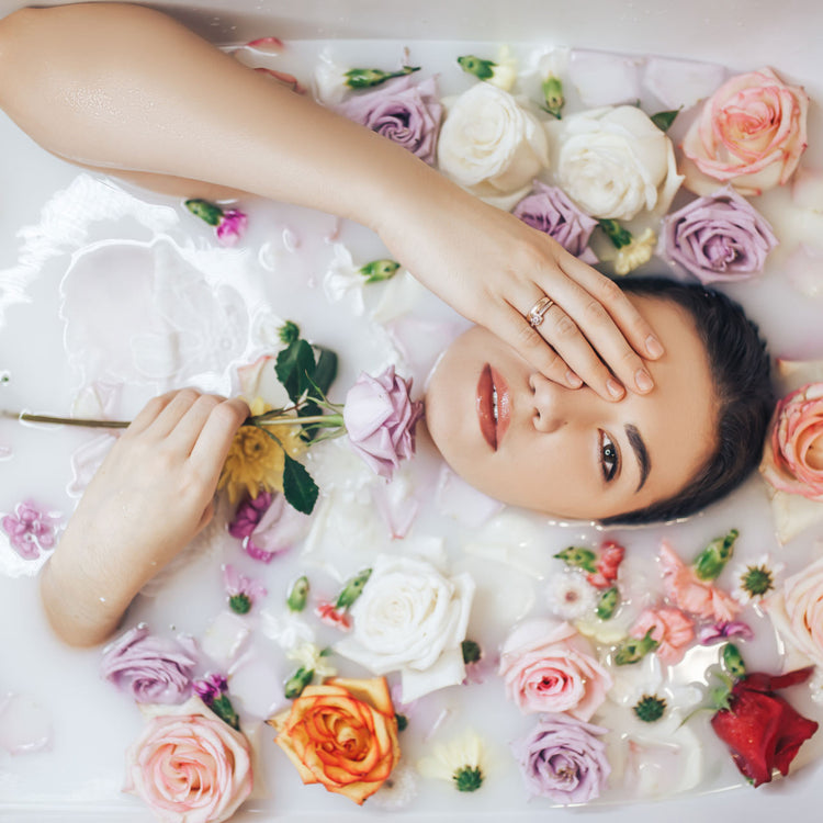 Ragazza vasca da bagno con fiori